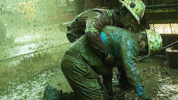 Film clip.  Transocean floorhand Caleb Hollway (Dylan O’Brien) attempts to help BP’s Donald Vidrine (John Malkovich) to his feet after powerful well blast on the Deepwater Horizon rig.