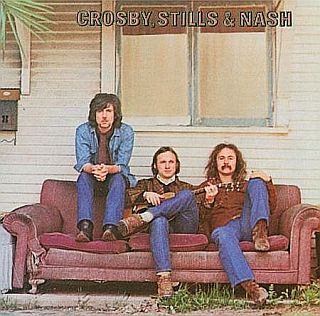 Graham Nash, Stephen Stills y David Crosby, en la portada de su álbum de 1969 que ayudaría al avance del género musical de cantautores durante la década de 1970.  Haga clic para álbum y sencillos digitales.