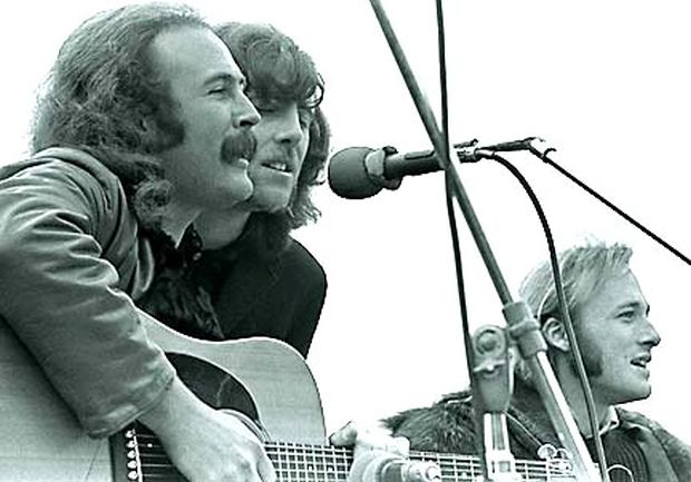 David Crosby, Graham Nash y Stephen Stills en Big Sur Folk Festival, CA, septiembre de 1969. Fotografía, Robert Altman.