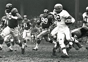 Giants managed to hold NFL’s leading rusher, Jim Brown (32) of Cleveland to 8 yds in Dec 21, 1958 playoff game.