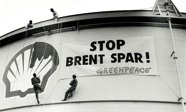 June 1995. Other Greenpeace demonstrations protesting the Brent Spar dumping occurred elsewhere in Europe, such as this “Stop Brent Spar!” banner being installed by activists on a large Shell Oil storage tank in Luxembourg.