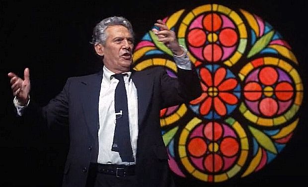 Howard Beale holding forth on his show, now cast in more of an “entertainment” format, with Beale roaming the stage and walking the aisles, visiting his live audience as he makes his pronouncements. 