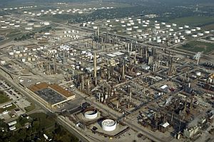 2005 file photo of oil refinery and tank farms at Wood River/Roxana, Illinois. Photo, St. Louis Post-Dispatch.