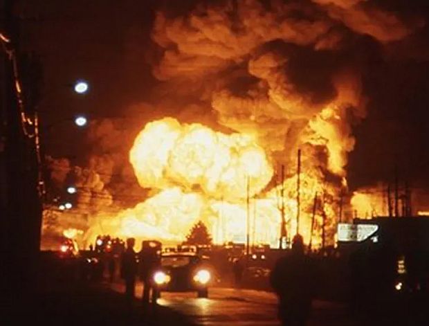 Scene at Mississauga train derailment, November 1979.  General view of burning tanking cars from about a half mile away. Frank Lennon/Toronto Star