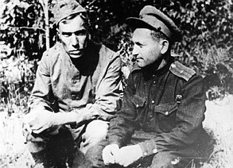 1943. Pasternak, left, on a writers’ delegation to the Orel battlefield front during WWII with a war correspondent.