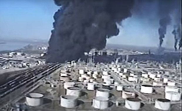A local TV news frame offers another perspective on the 1989 Christmas Eve explosion at Exxon’s refinery, where at one point, 16 oil storage tanks with crude, benzene, gasoline, and other products were ablaze.